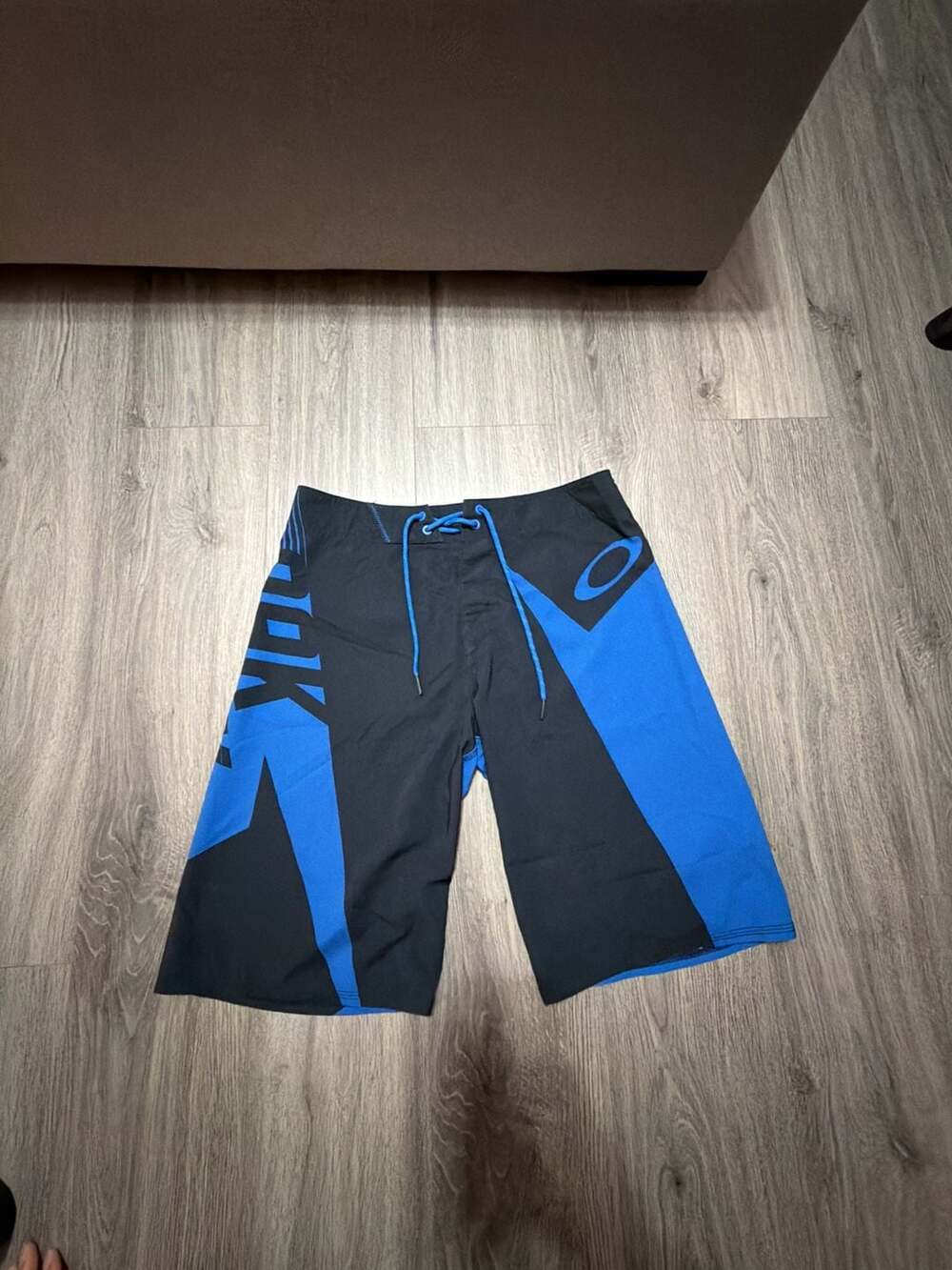 Oakley Tailored Fit Black and Blue Boardshorts Size 30